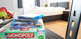 Wellnesssuite mit Sauna, Badewanne und Dampfdusche auf dem Zimmer am Niederrhein